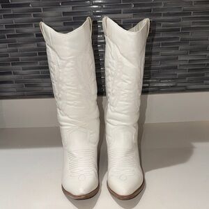 Pierre Dumas White Heeled Boots